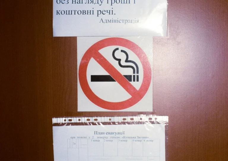 Cigarette Display Retail Shelf