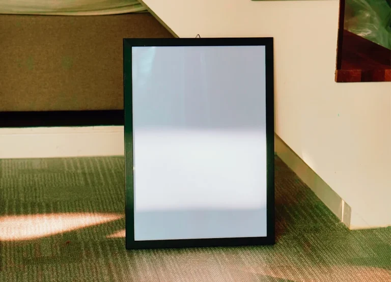 Jenis Bahan Rak Display Minimalis Yang Paling Diminati