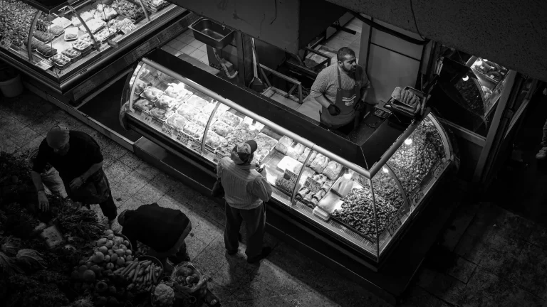 Mengapa Melirik Rak Minimarket Bekas?