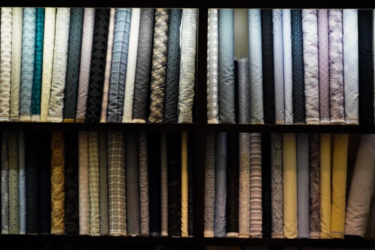 Mengapa Pemilihan Rak Display Kain Batik Sangat Krusial?