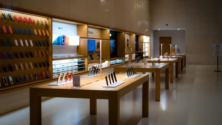 Smartphone Store Interior Design